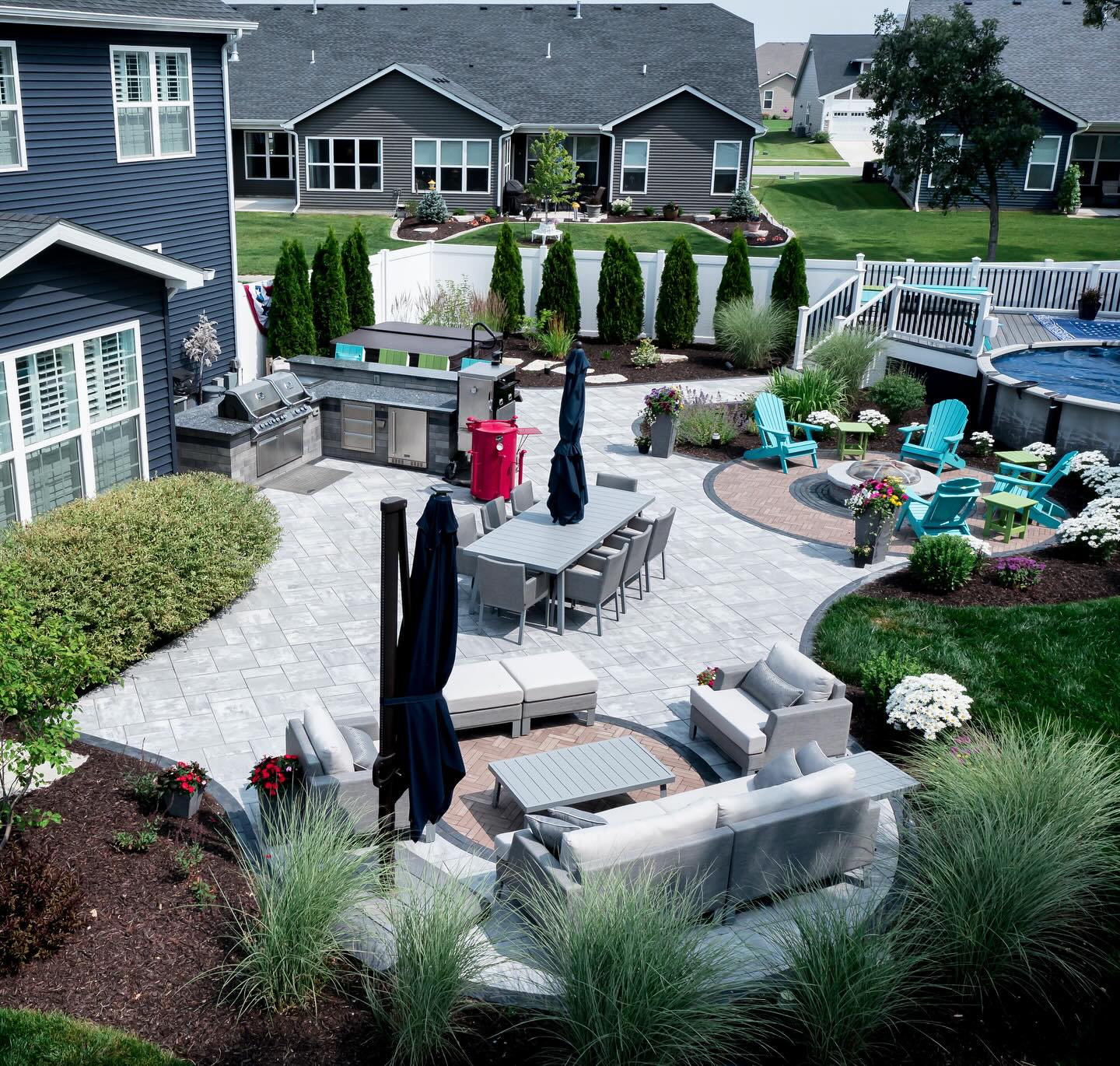 Garden patio with kitchen and fire pit